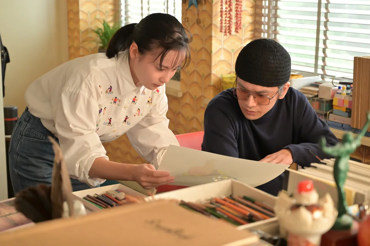 【写真】アンパンマンを描く嵩(北村匠海)