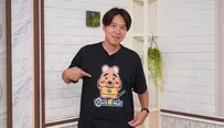 番組Tシャツをアピールするコカドケンタロウ