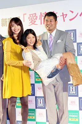 「紳士服はるやま」の新イメージキャラクターに起用された新垣結衣、川島海荷、高田延彦（左から）