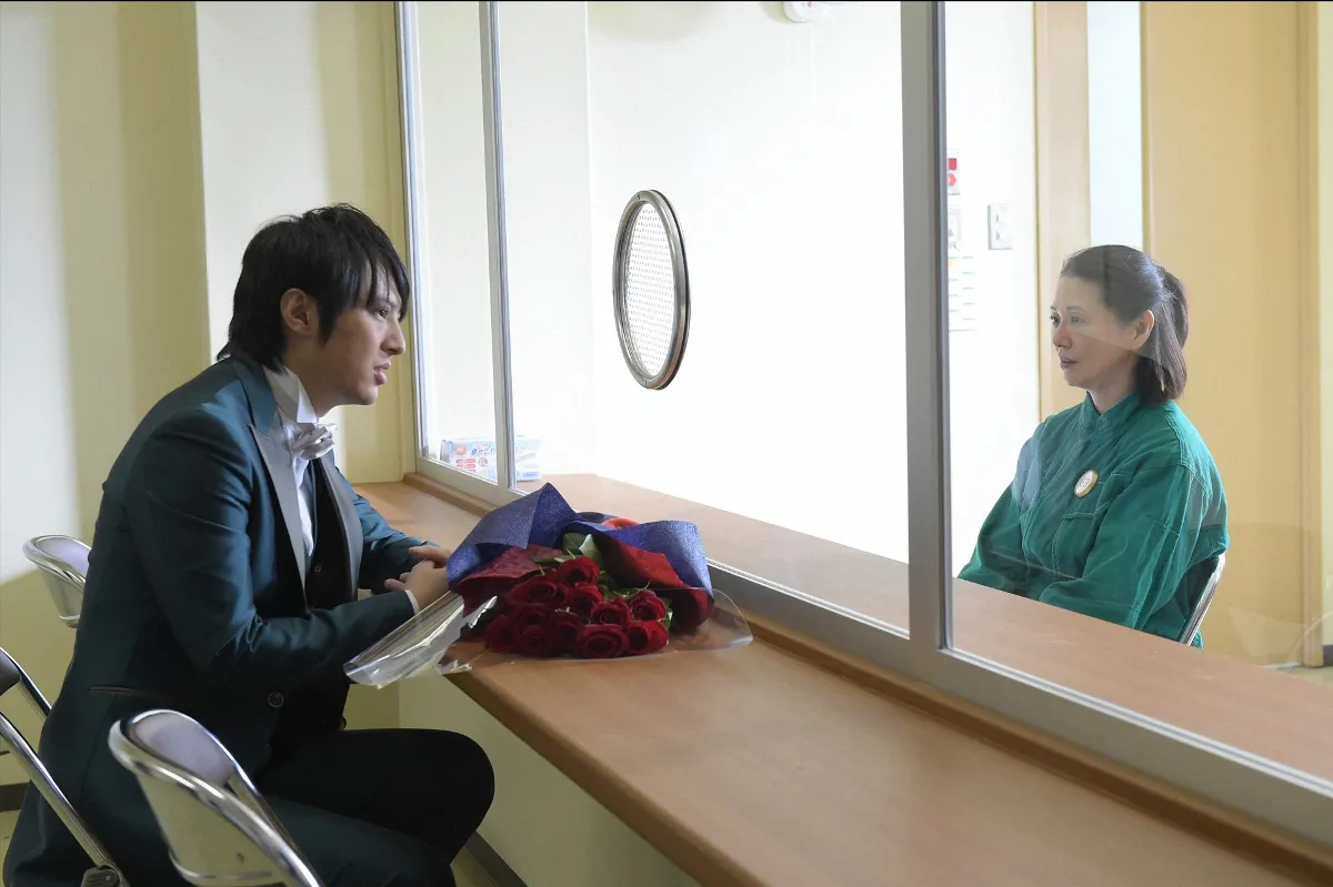 カヨ(小泉今日子)は、検事の長谷川(塚本高史)から獄中結婚を前提とした付き合いをお願いされる
