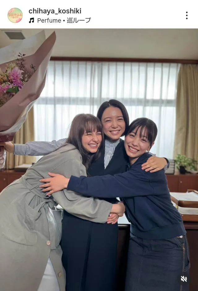 【写真】上白石萌音クランクアップ、當真あみと嵐莉菜を抱き寄せる仲良しショット