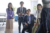 オフィスで集まる慶司(庄司浩平)ら