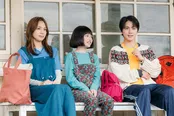 【写真】ほのぼの…川口春奈＆木戸大聖＆阿部久令亜が駅ホームで談笑