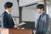法廷で再び対決する健治(磯村勇斗)と尾碕(稲垣吾郎)
