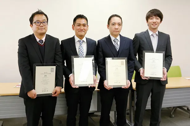 佳作の赤松新さん、佳作の相馬光さん、宮崎翔さん、佳作の石川宙人さん(写真左から)