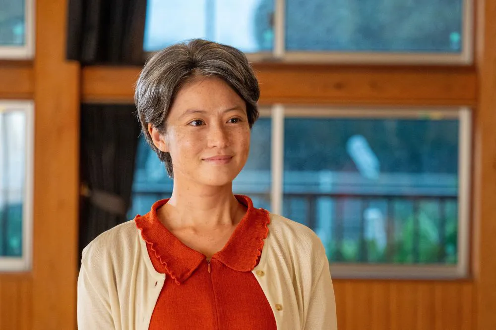 笑顔で遠くを見つめるのぶ(今田美桜)