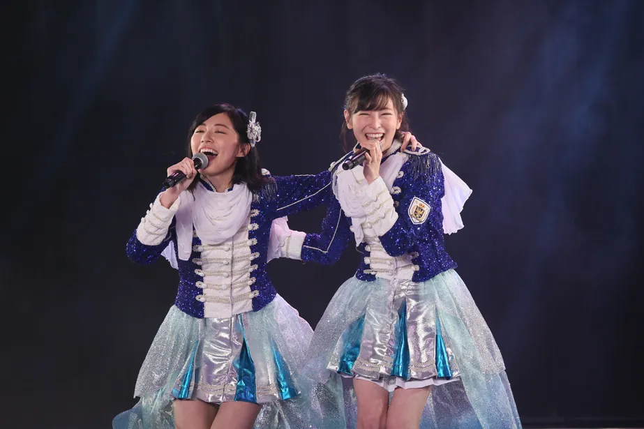 【写真を見る】大矢と松井珠理奈(左)は2014年のナゴヤドームコンサートで「神々の領域」を披露した際の衣装で「Nice to meet you！」を歌った