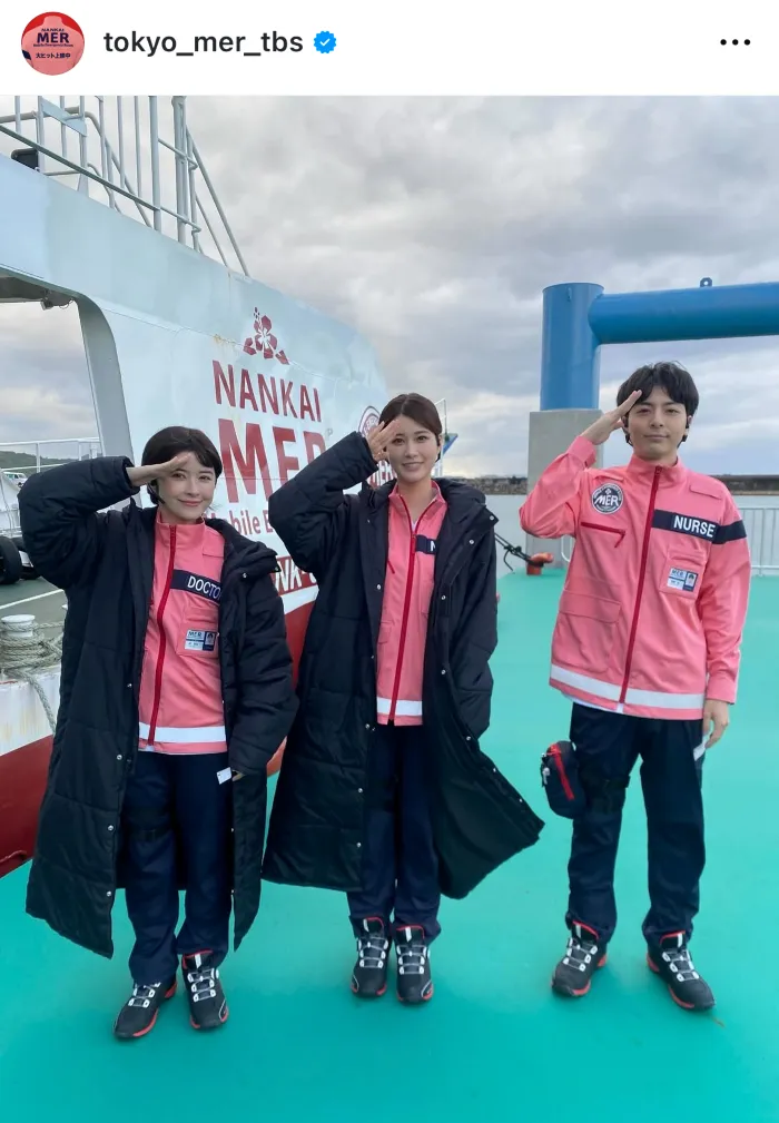 宮澤エマ&生見愛瑠&高杉真宙の南海チームオフショット「3人の勇姿に敬礼!」