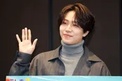 【写真】記者会見に出席し、笑顔で手を振る橋本将生(timelesz)