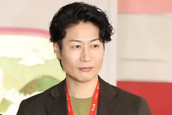 穏やかに微笑む戸次重幸＆看護師姿の片岡礼子の2ショットに「素敵です」の声＜放送局占拠＞