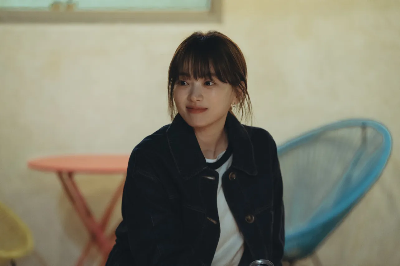 【写真】ラフに結んだヘアスタイルもカワイイ、ジェヨン役のチョン・ウヒ