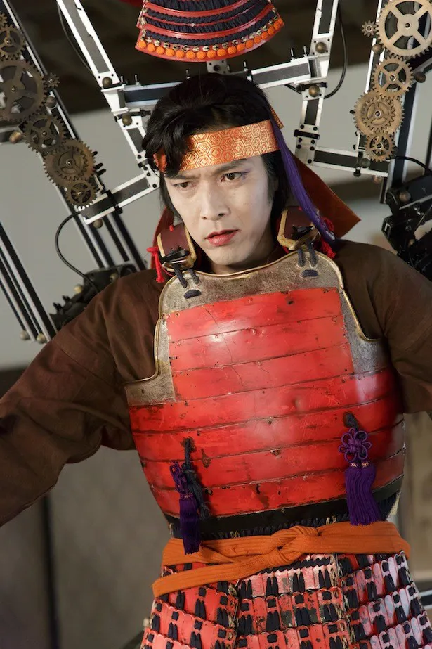 【写真を見る】“真田丸俳優”村上新悟が40kgのロボットを背負った“変態”に？