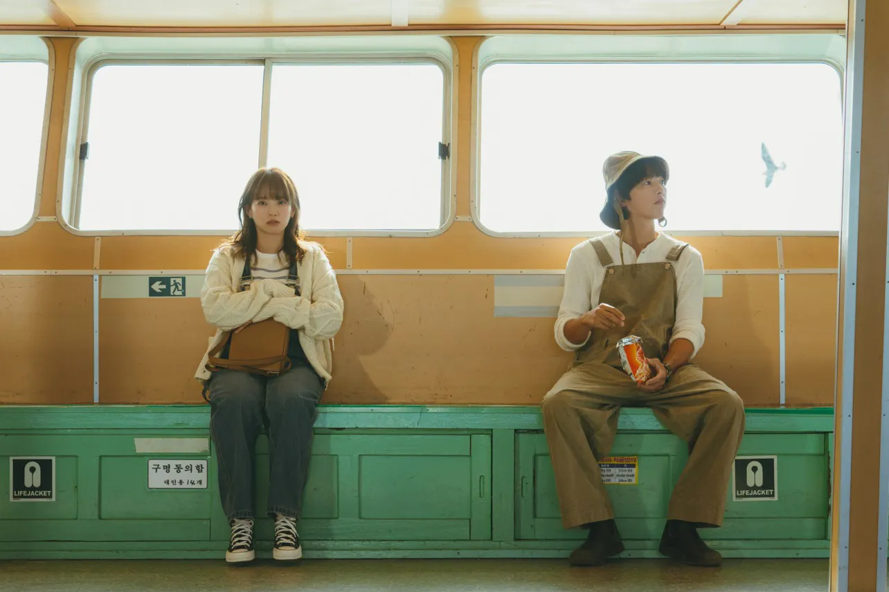 キスの後の帰りの船で、気まずいジェヨン(チョン・ウヒ)とヘ(ソン・ジュンギ)