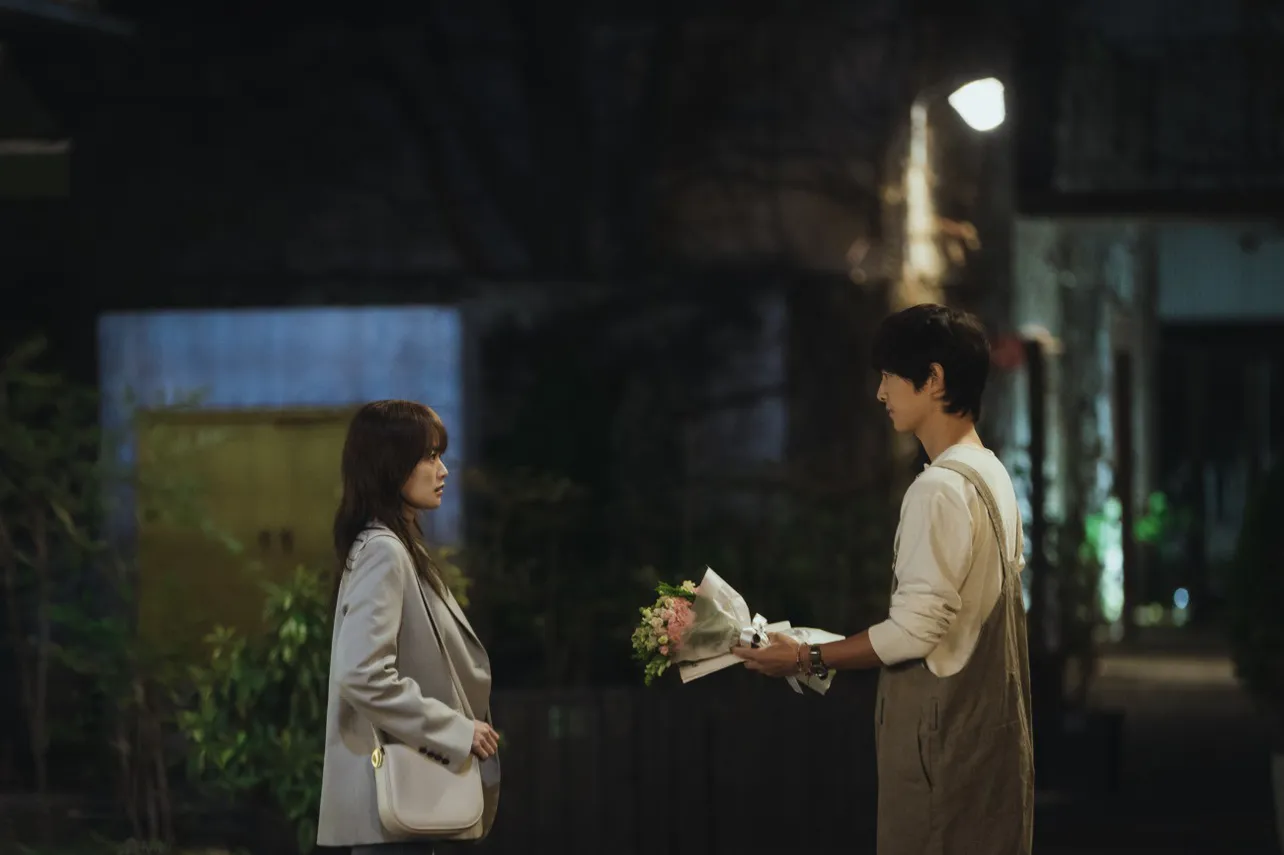 子供の頃に花束を捨てたことを謝るヘ(ソン・ジュンギ)