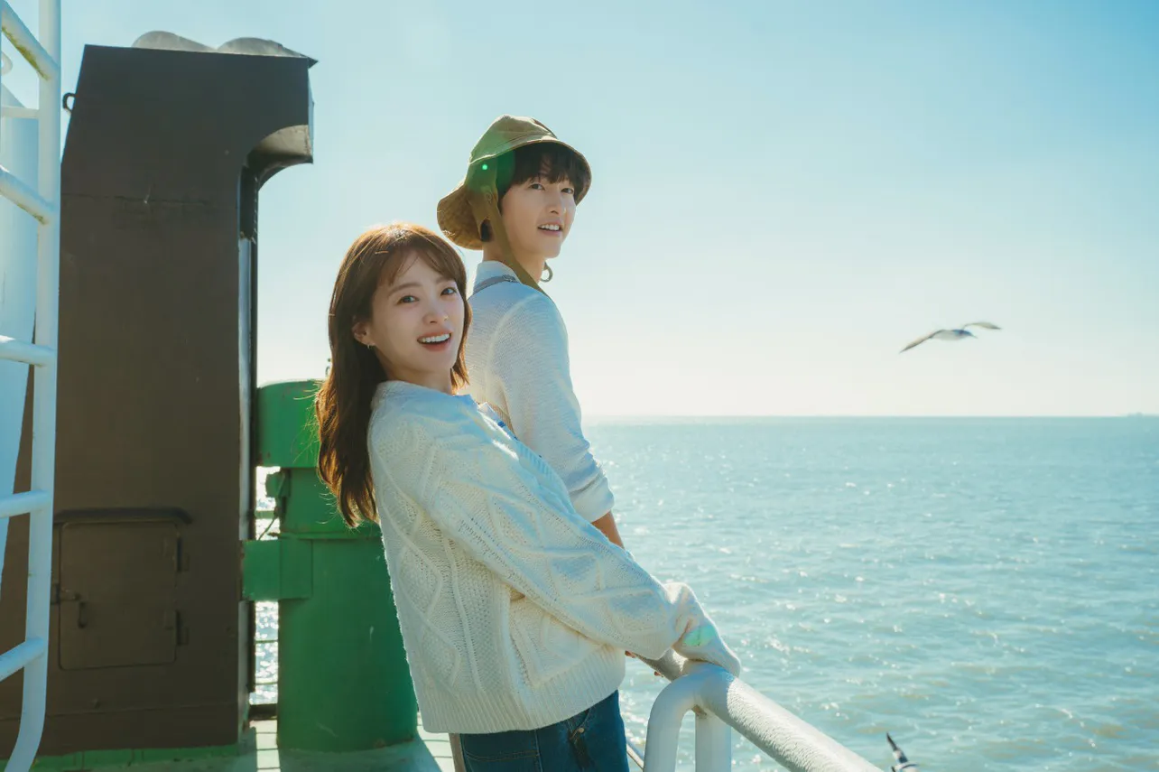 【写真】船のデッキで笑顔を見せるソン・ジュンギとチョン・ウヒ