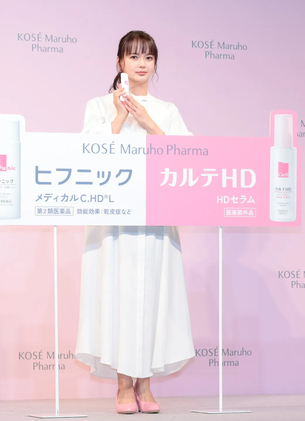 【写真】ホワイトコーデで美肌も際立つ多部未華子の全身ショット