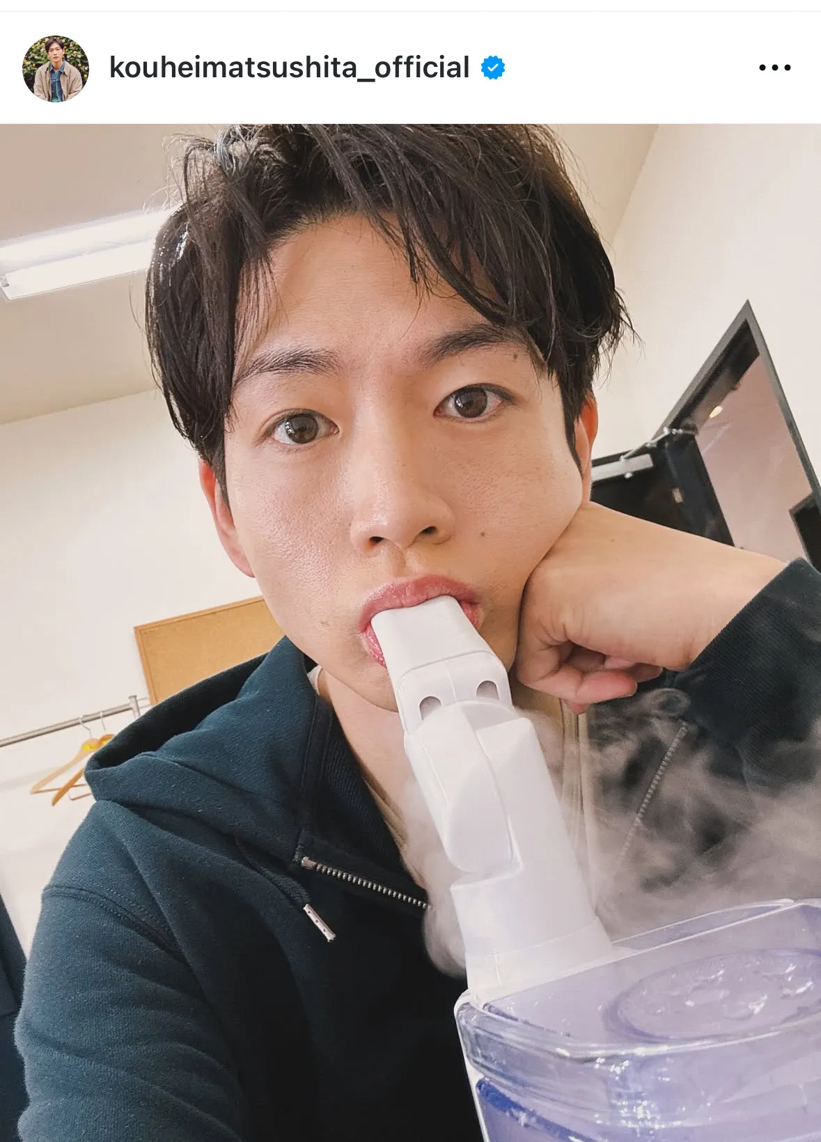 身体労わって…もくもくな吸入器を吸うカメラ目線の松下洸平