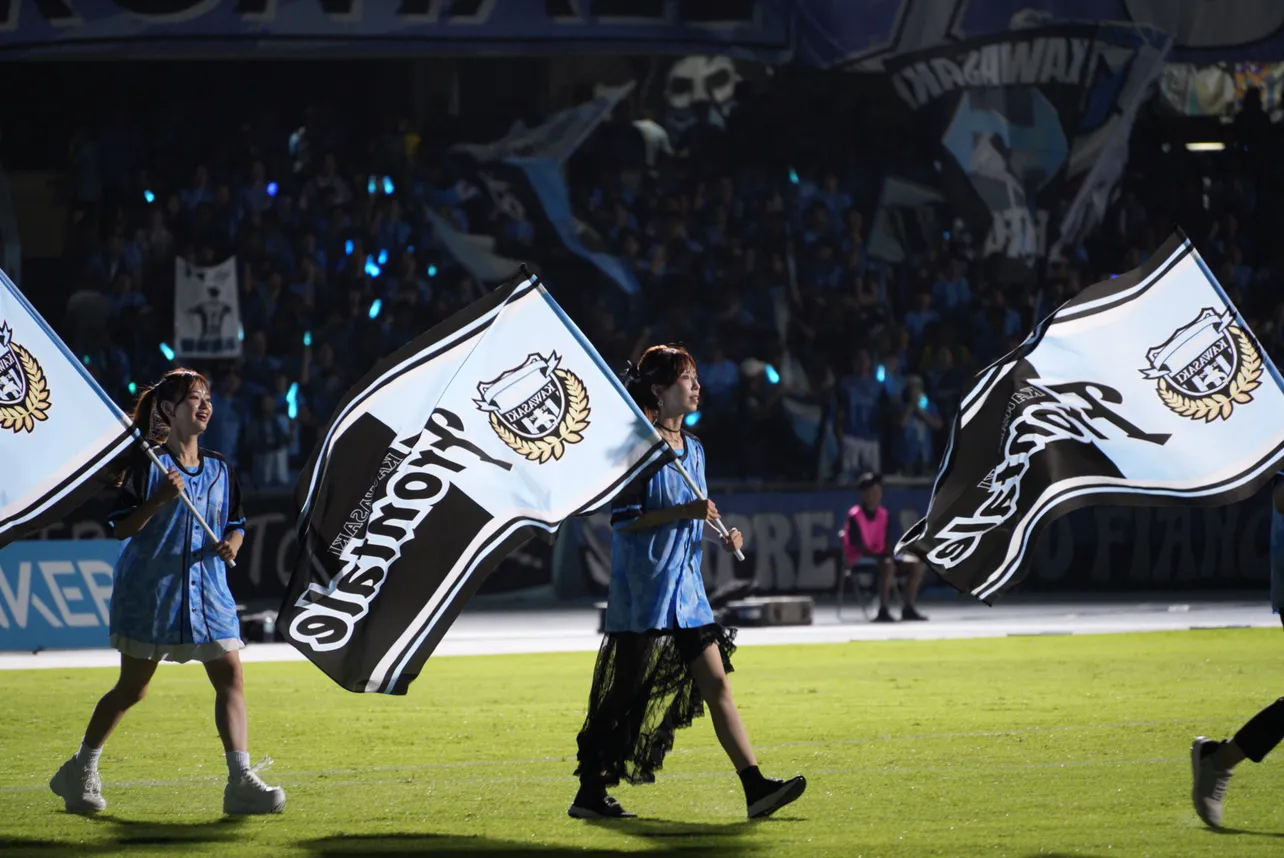 フラッグベアラーを担当した(左から)うらら、ゆりなーる