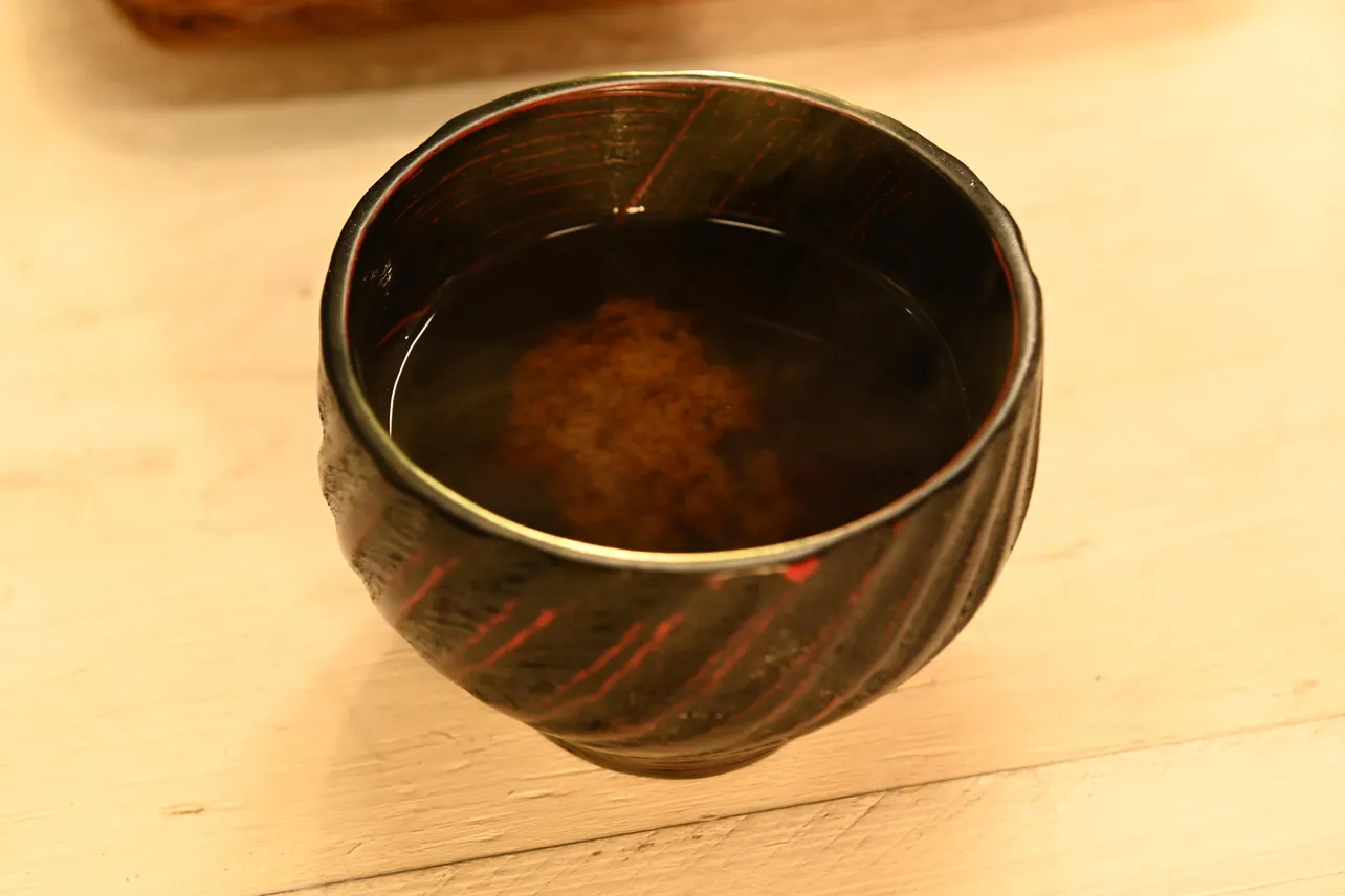 スペシャリテは赤だしの味噌汁とシンプルだが…