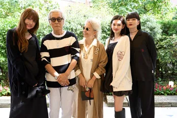 岩城滉一&結城アンナ夫妻「“愛”とは永遠」 夫婦揃ってラグジュアリーなルームウェアで登場