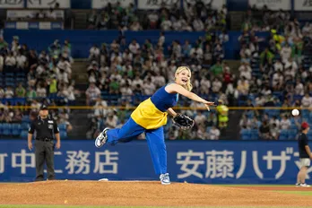 「ガチでヤバすぎた！」エルフ荒川“キャッツ・アイ姿”で始球式