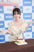 誕生日ケーキを前に笑顔を見せるちーまき