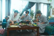 【写真】3人で食卓を囲む、「私」(草川拓弥)、「彼女」(夏子)、「彼」(樋口幸平)
