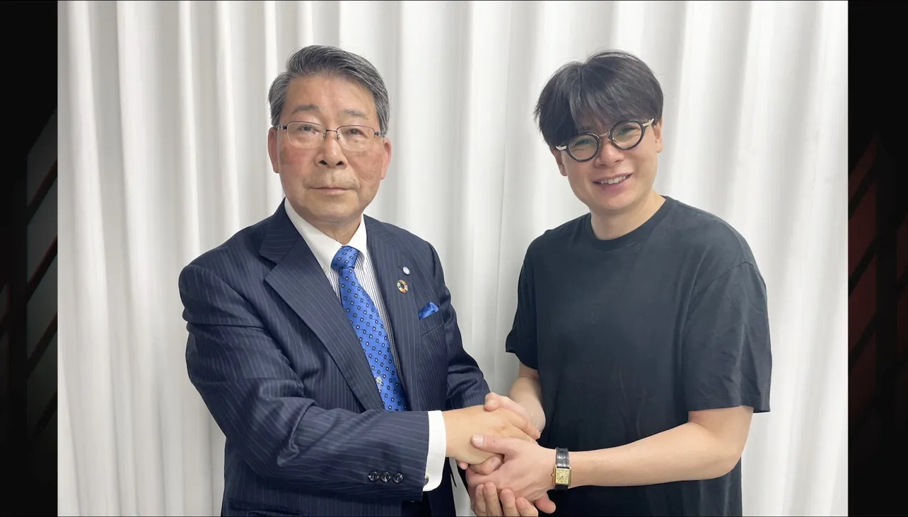 【写真】ノブコブ吉村と国連テクニカルアドバイザー・吉村氏 