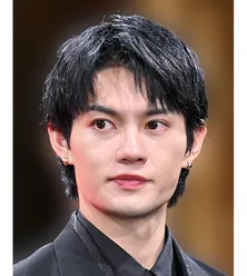 佐野勇斗＆桜田ひより、カウントダウンで珍ハプニング…まさかのズレポーズに「可愛すぎて最高」＜ESCAPE＞