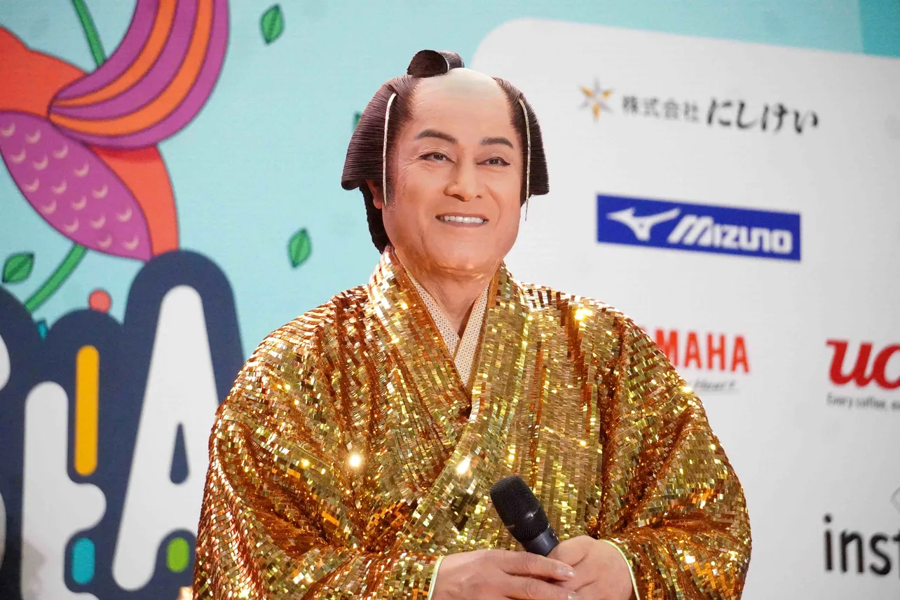 マツケンサンバの衣装で登場した松平健