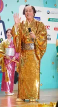 【写真】歓声に手を振って応える松平健