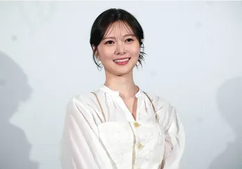 白石麻衣、ポーズもかわいい満面笑顔のオフショットに「まいやんお美しい」の声＜恋する警護24時 season2＞