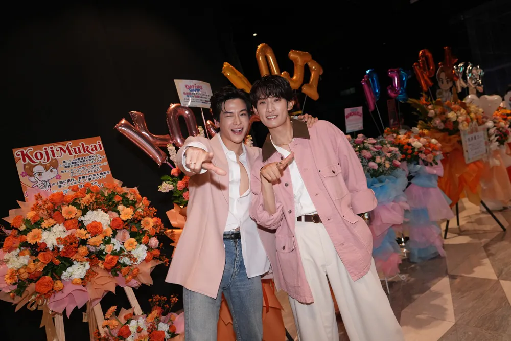 【写真】マーチ＆向井康二が楽しそうに決めポーズ