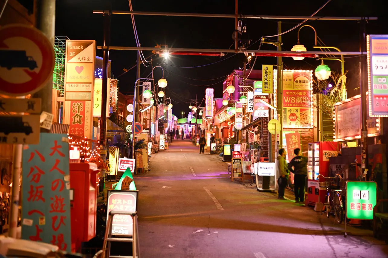 【写真】かなりの費用をかけて作ったネオン街の豪華なセット