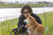 ドラマ10「シバのおきて」で主演を務める大東駿介と、柴犬の福助(のこ)