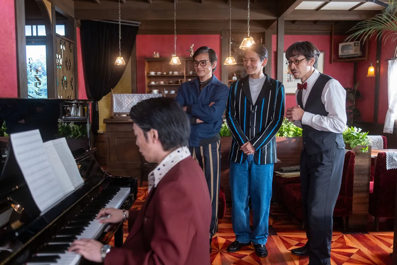 【写真】嵩(北村匠海)らに囲まれピアノを弾くたくや(大森元貴)