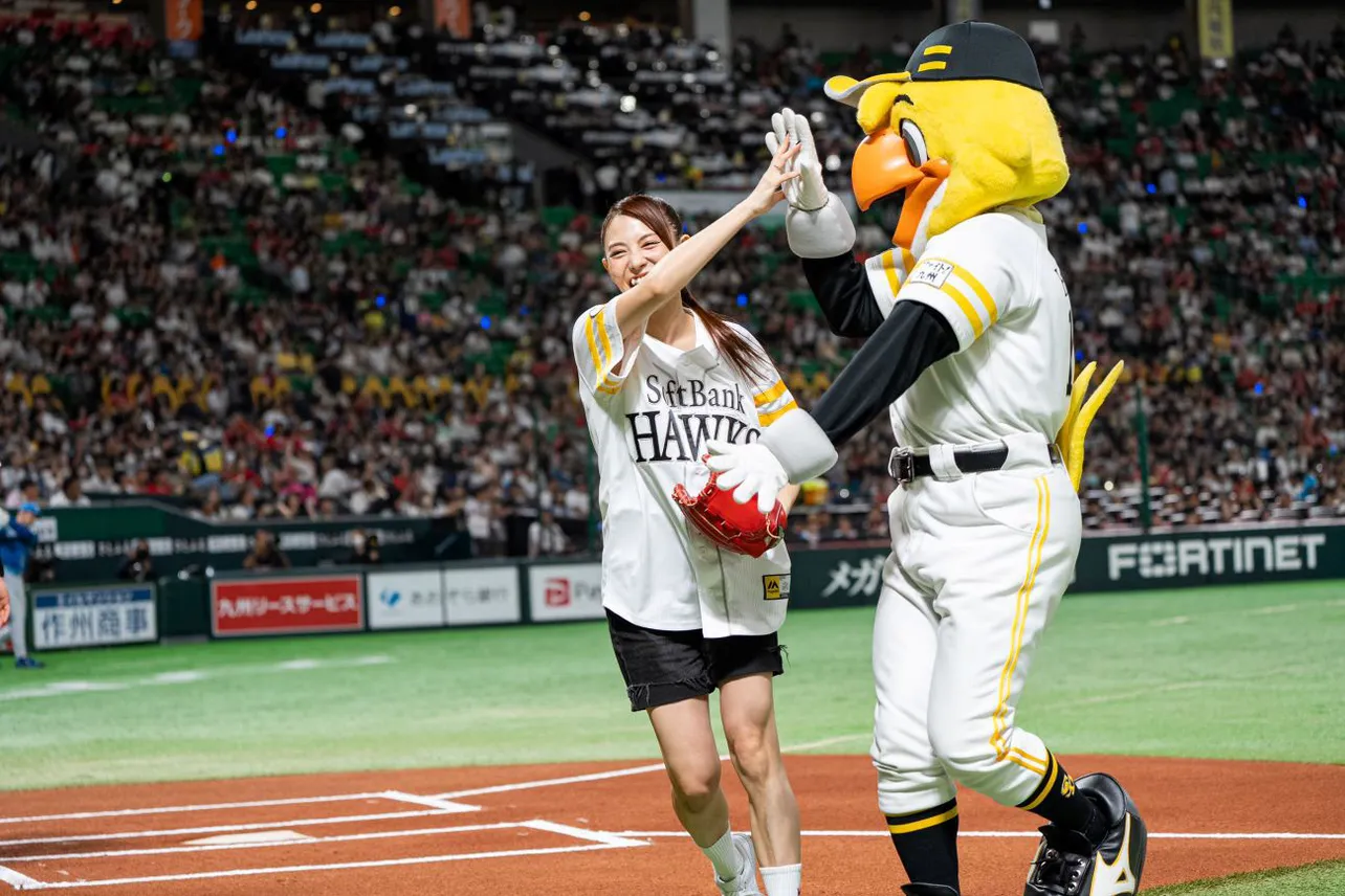 投球を終えハイタッチする田野アサミ