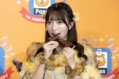 【写真】おいしそうにチョコレートを食べる山内咲奈