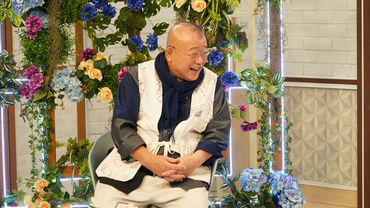 井上順の軽妙なトークに笑顔の鶴瓶