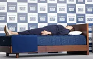 【写真】実際にベッドに寝転びマットレスの寝心地を確かめる北口榛花選手