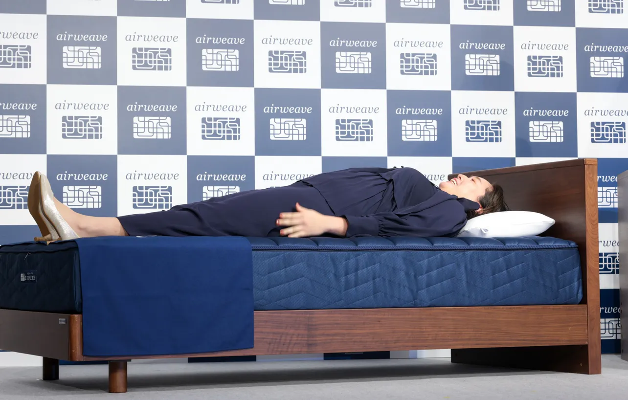 【写真】実際にベッドに寝転びマットレスの寝心地を確かめる北口榛花選手