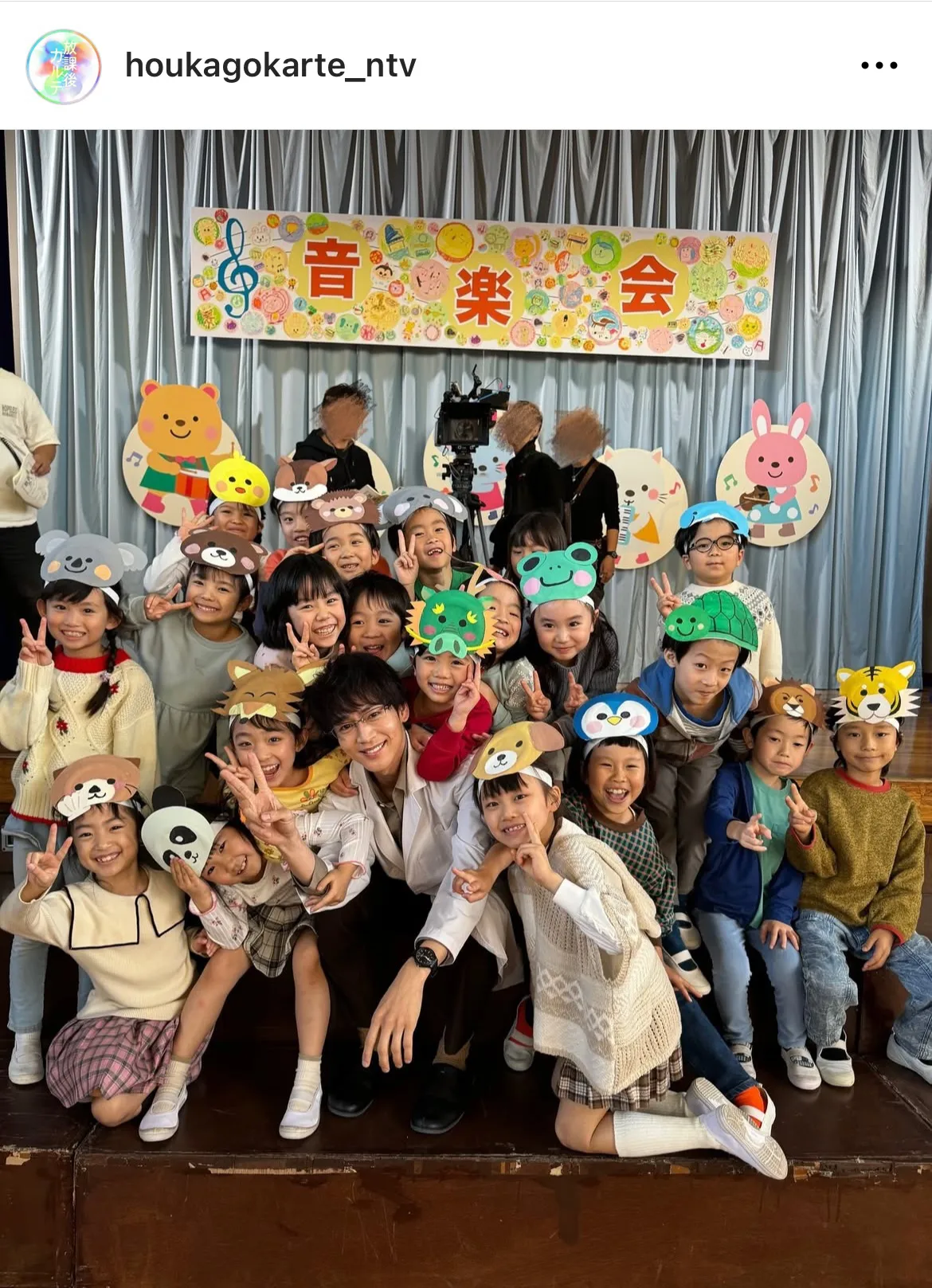 1年生の中に埋もれ、子供たちに囲まれる松下洸平