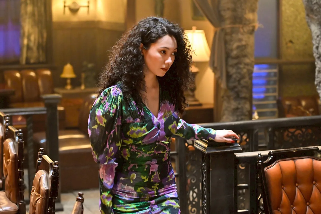 【写真】ソバージュヘアで妖艶な視線を投げかけるリカ(二階堂ふみ)