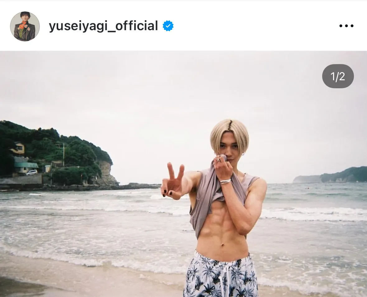 【写真】八木勇征、海をバックにバキバキの腹筋をチラ見せ