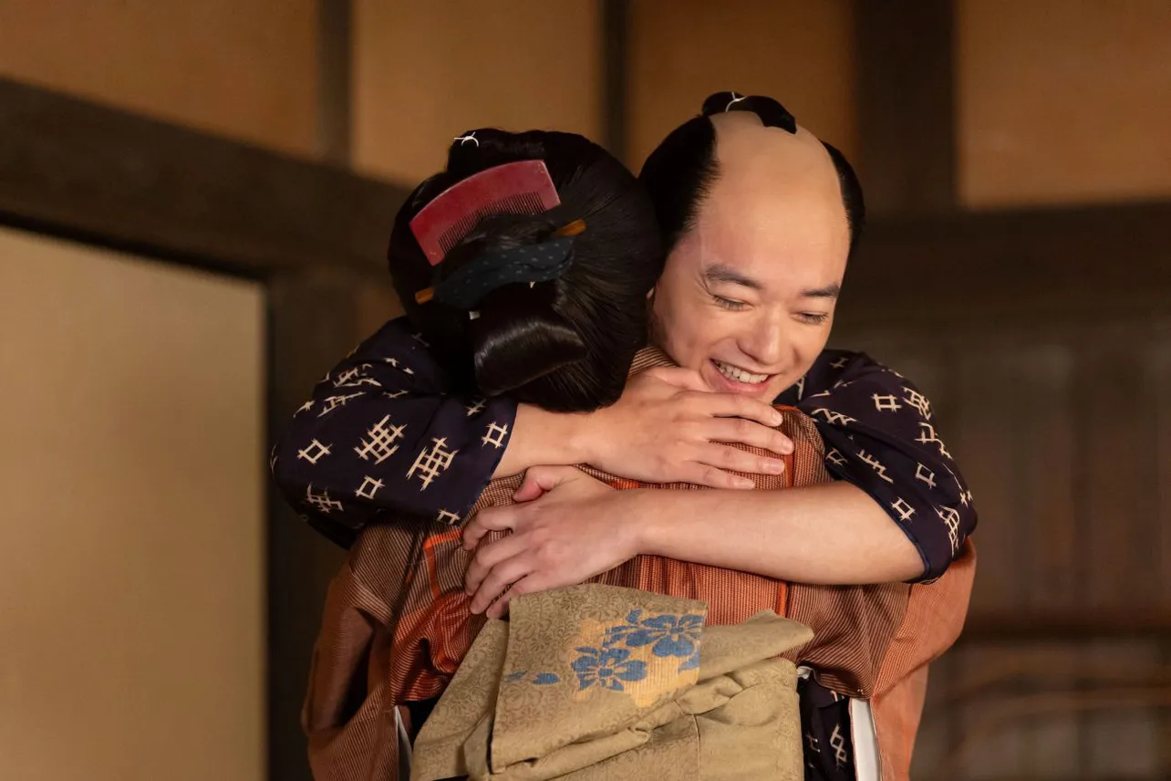 満面の笑みで妻・きよ(藤間爽子)を抱きしめる歌麿(染谷将太)
