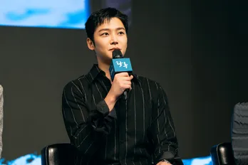 <濁流>ロウンら主要キャスト6人が製作記者会見に登場「部屋の電気を消してご覧いただきたい」とアピール