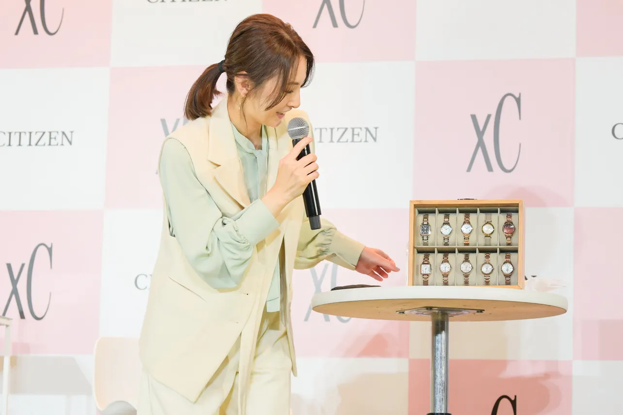 さまざまな時計を前に笑顔を見せる北川景子