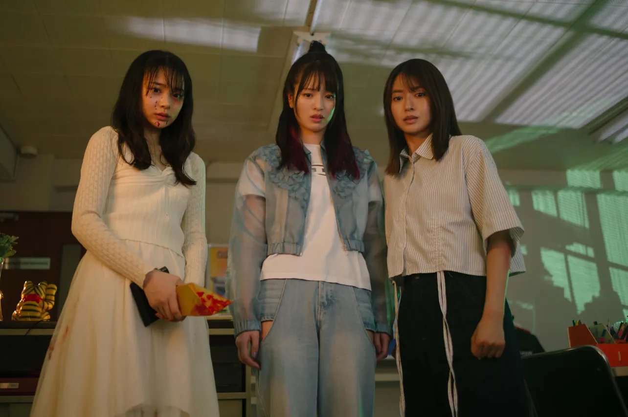 ぼう然とたたずむイズミ(林芽亜里)、テルマ(横田真悠)、ルイ(田辺桃子)