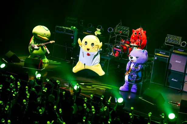 【写真を見る】あのフルーツの妖精がステージに!? 世界初のキャラクターメタルバンドが出演！