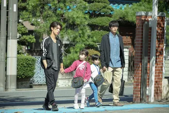 松島聡“千石”＆白洲迅“晴海”、子供たちのご飯作りに悪戦苦闘…新しい家族のカタチを描く“新感覚ホームドラマ”が開幕＜パパと親父のウチご飯＞